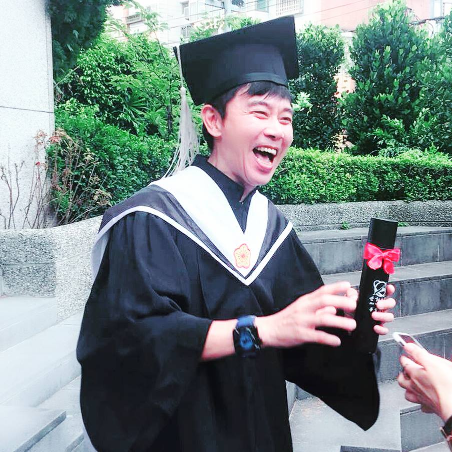 演藝圈童話！《特別的愛給特別的你》原唱「結婚21年零緋聞」依然會心動　「成就歸功好太太」54歲超凍齡