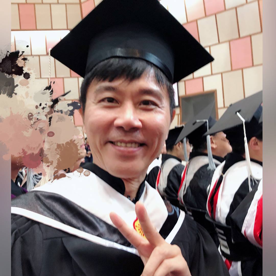 演藝圈童話！《特別的愛給特別的你》原唱「結婚21年零緋聞」依然會心動　「成就歸功好太太」54歲超凍齡