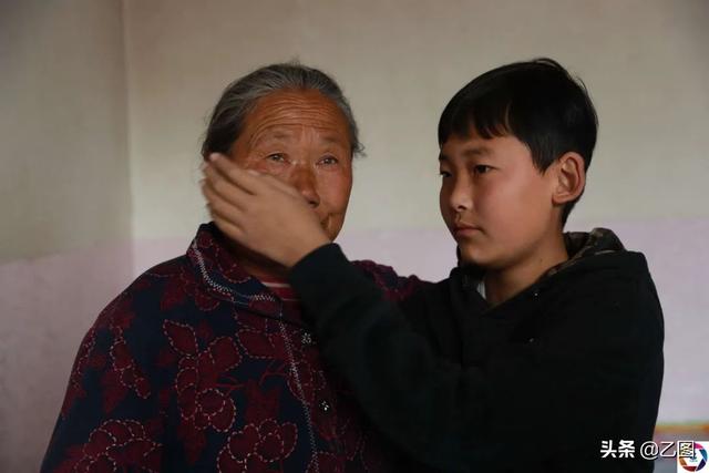 好不容易享清福！老奶奶晚年「兒子兒媳雙雙離開」留下3歲孫　祖孫相依為命「慶幸孫子孝順懂事」