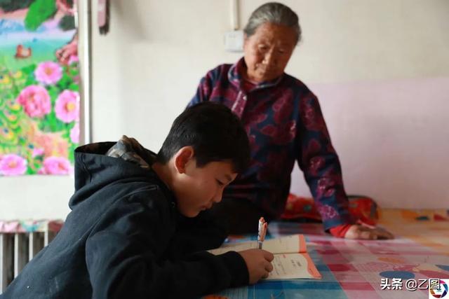 好不容易享清福！老奶奶晚年「兒子兒媳雙雙離開」留下3歲孫　祖孫相依為命「慶幸孫子孝順懂事」