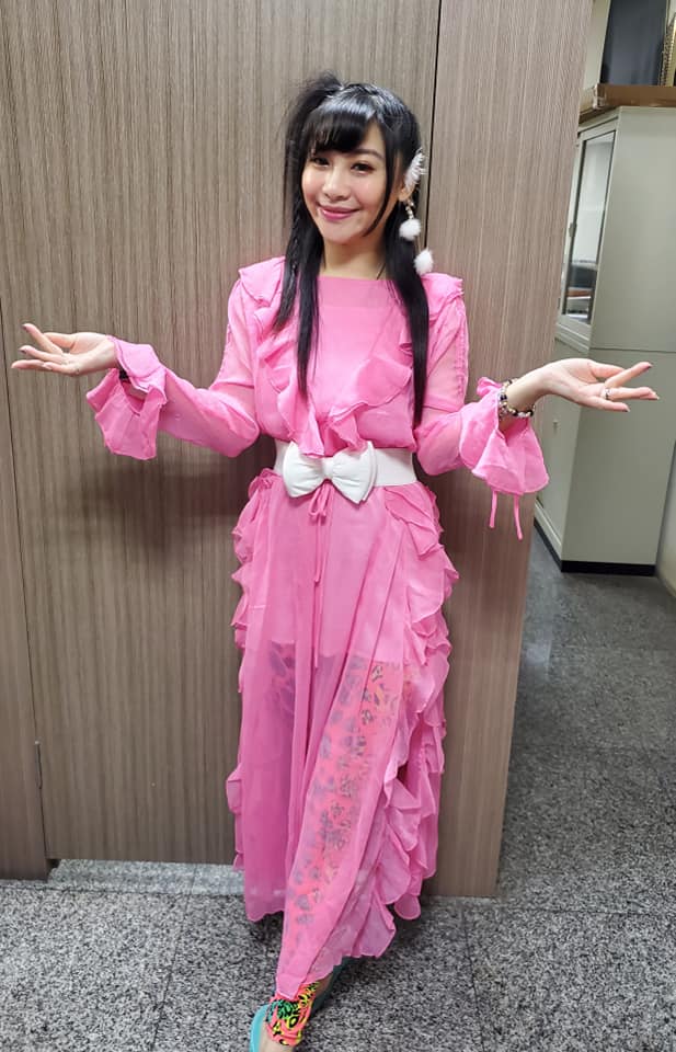 改唱紅包場！軍中情人喊「一點也不丟臉」驚人收入曝光　「乾媽是演藝圈大咖」她感恩：比親生更親