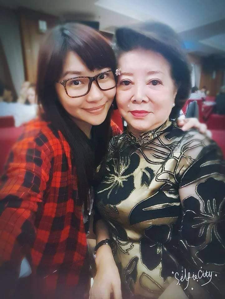 改唱紅包場！軍中情人喊「一點也不丟臉」驚人收入曝光　「乾媽是演藝圈大咖」她感恩：比親生更親