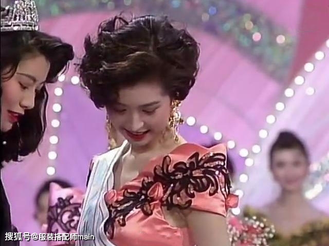 23歲奪華裔小姐冠軍！「和邱淑貞齊名」精通5國語言　46歲帶3子「嫁小13歲老公」再拼第四胎
