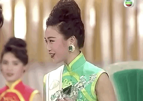 23歲奪華裔小姐冠軍！「和邱淑貞齊名」精通5國語言　46歲帶3子「嫁小13歲老公」再拼第四胎