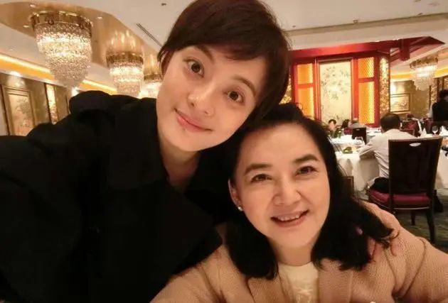 被封小林青霞！初戀不幸離去老公坐牢　自己拍戲被炸傷「63歲露面」依舊有氣場 