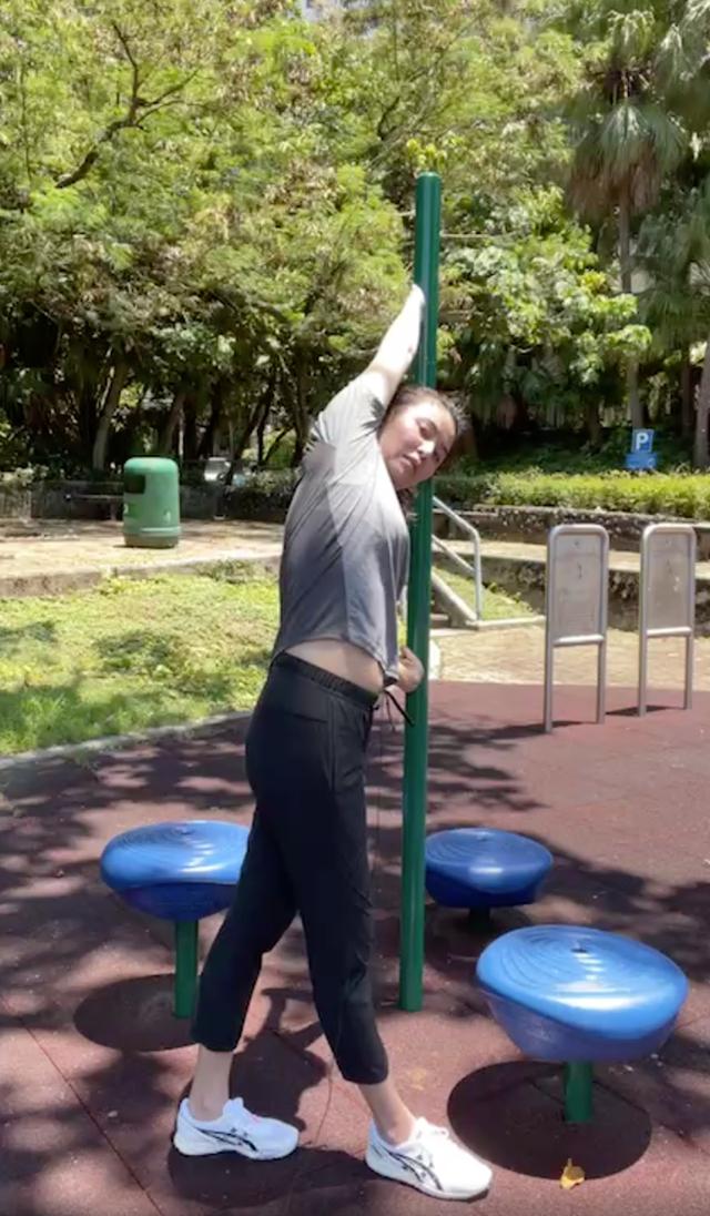 罕見同框！47歲蒙嘉慧開直播「老公鄭伊健驚喜客串」　大秀發福身材「網翻舊照揭原因」直呼：根本幸福肥