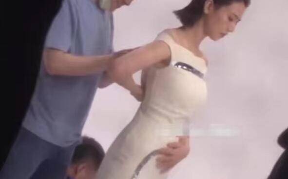 曾去廟裡重金求子！41歲高圓圓近照「小腹凸起」飄孕味　被抓包「吃孕期維生素」疑懷二胎