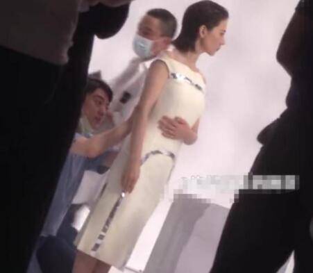 曾去廟裡重金求子！41歲高圓圓近照「小腹凸起」飄孕味　被抓包「吃孕期維生素」疑懷二胎