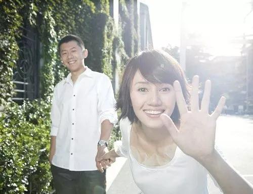 曾去廟裡重金求子！41歲高圓圓近照「小腹凸起」飄孕味　被抓包「吃孕期維生素」疑懷二胎