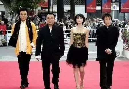 曾去廟裡重金求子！41歲高圓圓近照「小腹凸起」飄孕味　被抓包「吃孕期維生素」疑懷二胎