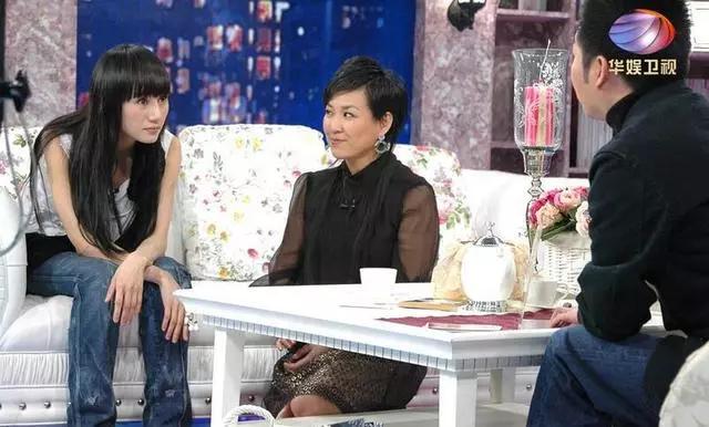 曾去廟裡重金求子！41歲高圓圓近照「小腹凸起」飄孕味　被抓包「吃孕期維生素」疑懷二胎
