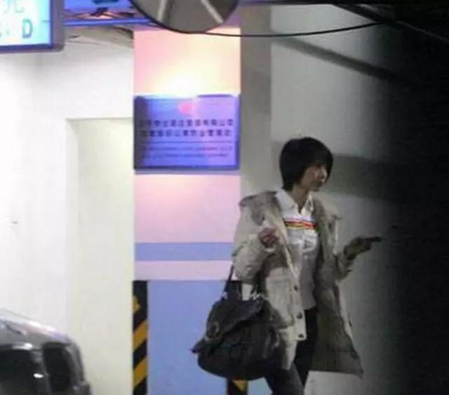 曾去廟裡重金求子！41歲高圓圓近照「小腹凸起」飄孕味　被抓包「吃孕期維生素」疑懷二胎