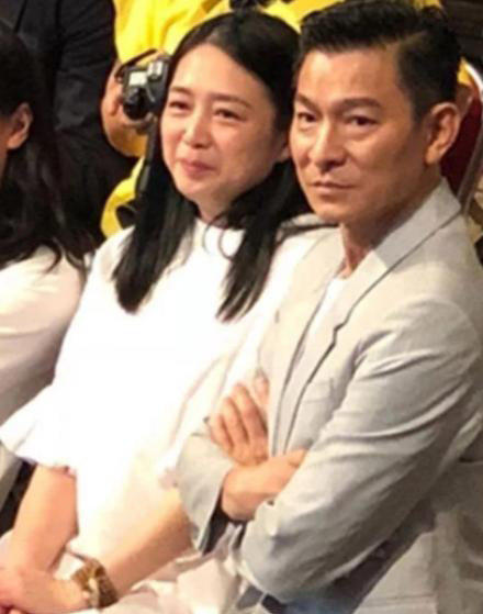 坦承酒量半杯倒！劉德華認「連小酌都怕老婆生氣」笑揭20歲醉後糗態　「自嘲公開0應酬妙招」為愛40年滴酒不沾