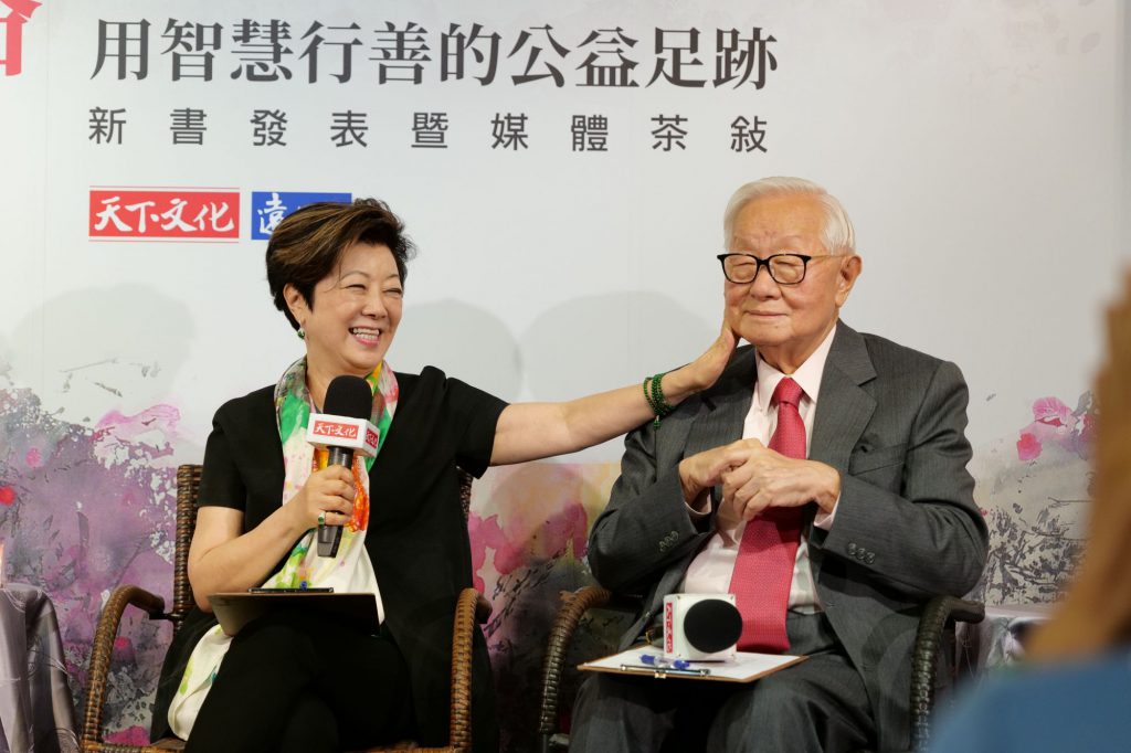 張忠謀罕放閃！APEC記者會上「妻子遞小紙條」他忍不住撒嬌　為張淑芬「60年菸齡說斷就斷」甘願在家等門