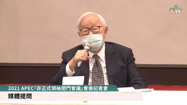 張忠謀罕放閃！APEC記者會上「妻子遞小紙條」他忍不住撒嬌　為張淑芬「60年菸齡說斷就斷」甘願在家等門