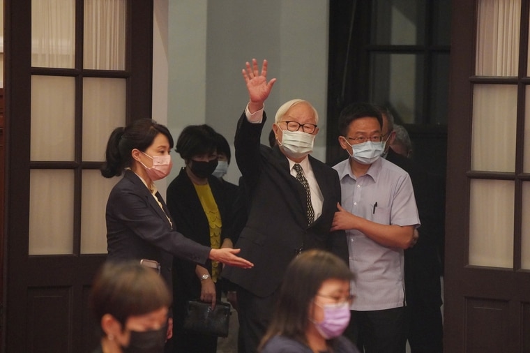張忠謀罕放閃！APEC記者會上「妻子遞小紙條」他忍不住撒嬌　為張淑芬「60年菸齡說斷就斷」甘願在家等門