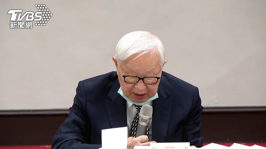 張忠謀罕放閃！APEC記者會上「妻子遞小紙條」他忍不住撒嬌　為張淑芬「60年菸齡說斷就斷」甘願在家等門