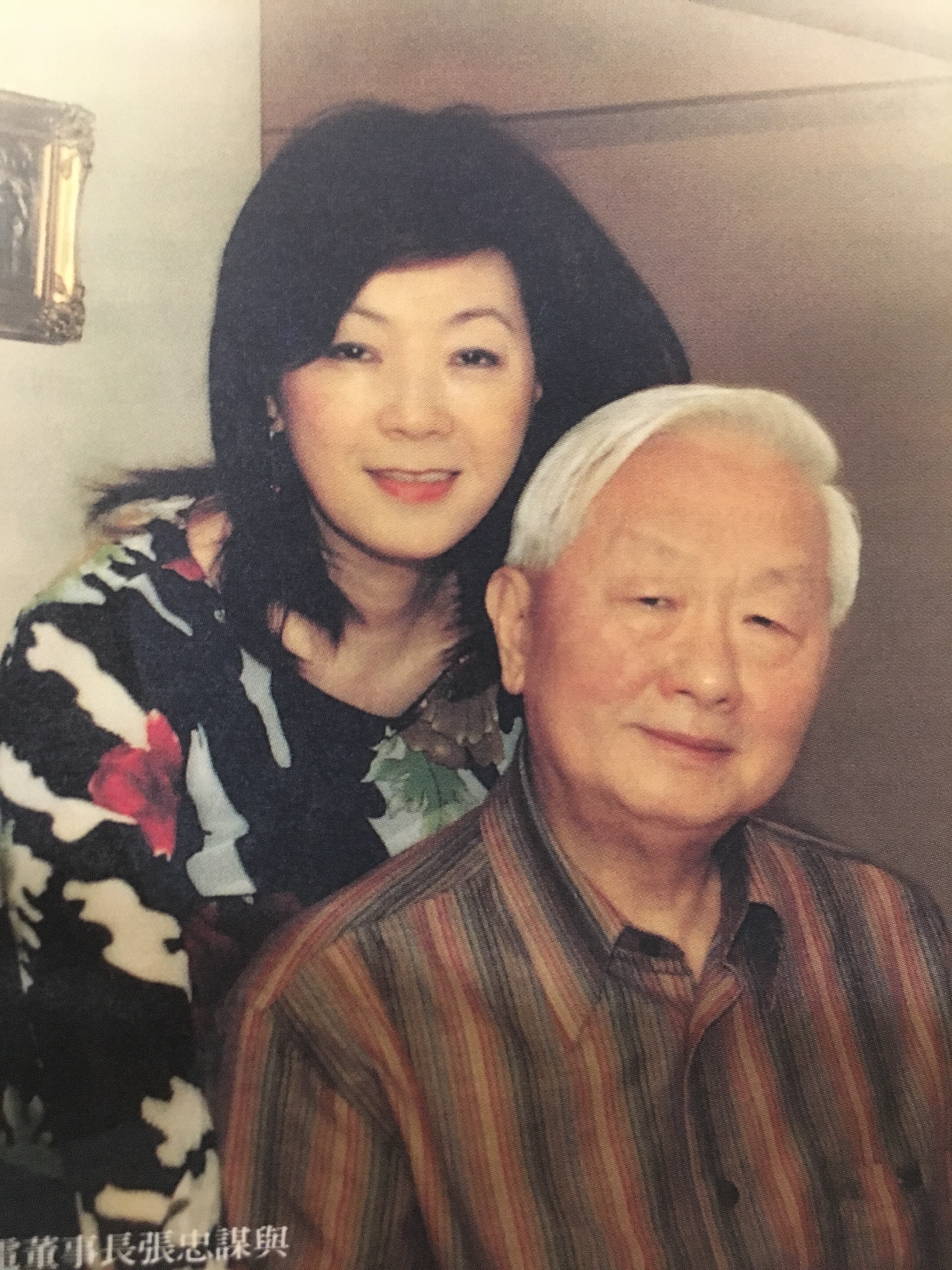 張忠謀罕放閃！APEC記者會上「妻子遞小紙條」他忍不住撒嬌　為張淑芬「60年菸齡說斷就斷」甘願在家等門