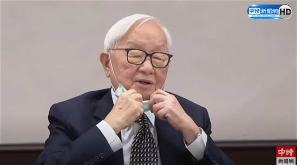 張忠謀罕放閃！APEC記者會上「妻子遞小紙條」他忍不住撒嬌　為張淑芬「60年菸齡說斷就斷」甘願在家等門