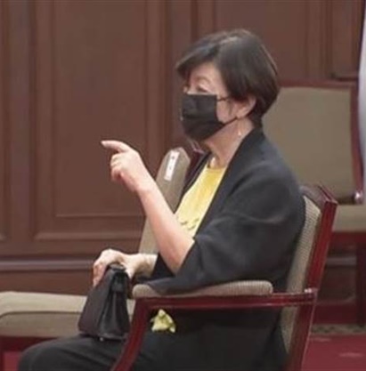張忠謀罕放閃！APEC記者會上「妻子遞小紙條」他忍不住撒嬌　為張淑芬「60年菸齡說斷就斷」甘願在家等門