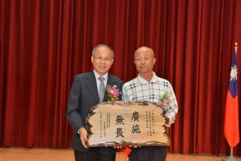 行善足跡遍布全台！75歲阿伯「打赤腳行善」20年捐6千萬　「開心窩20坪房」生活簡樸：錢夠用就好