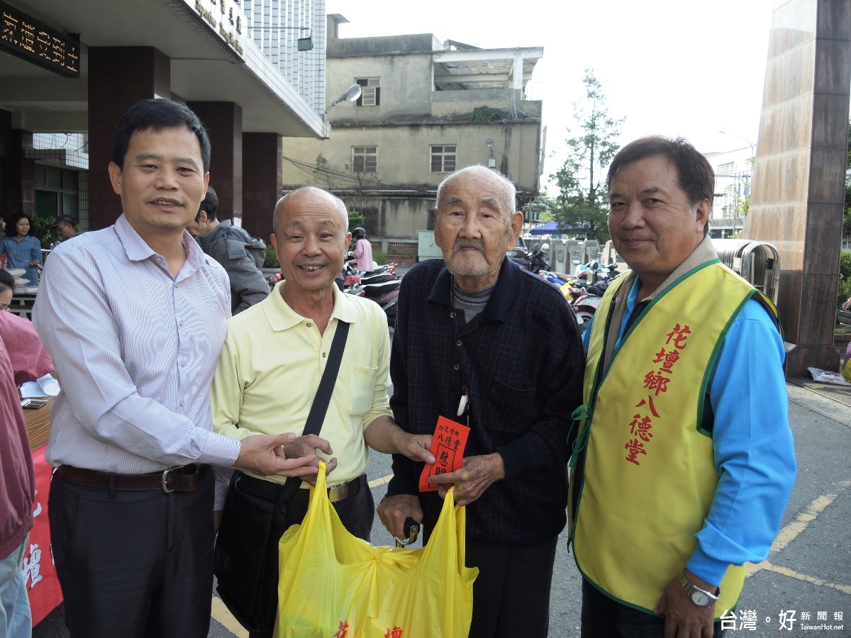 行善足跡遍布全台！75歲阿伯「打赤腳行善」20年捐6千萬　「開心窩20坪房」生活簡樸：錢夠用就好