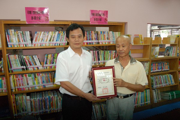行善足跡遍布全台！75歲阿伯「打赤腳行善」20年捐6千萬　「開心窩20坪房」生活簡樸：錢夠用就好