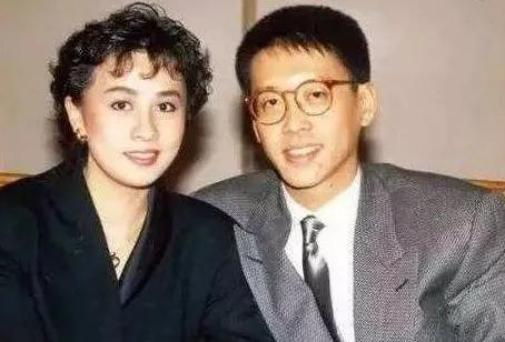 我忍了他33年！劉嘉玲「帶梁朝偉走秀」強烈對比被瘋傳　小細節完美詮釋「互補型婚姻」關鍵