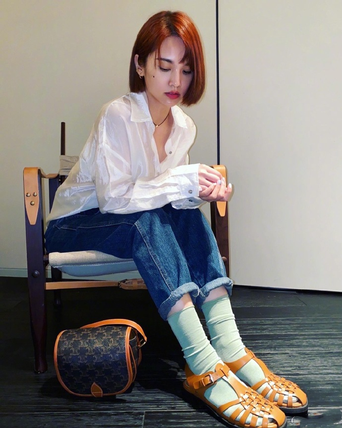 曬老公視角！楊丞琳自誇「37歲仍有學院氣息」　涼鞋配襪子「被嘲土氣」：很怪異