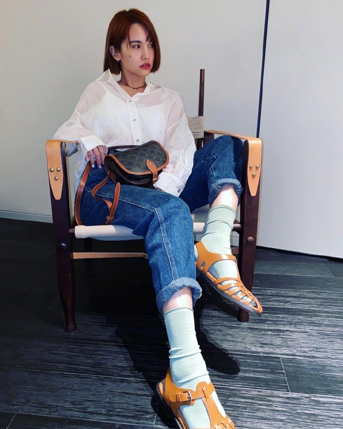 曬老公視角！楊丞琳自誇「37歲仍有學院氣息」　涼鞋配襪子「被嘲土氣」：很怪異