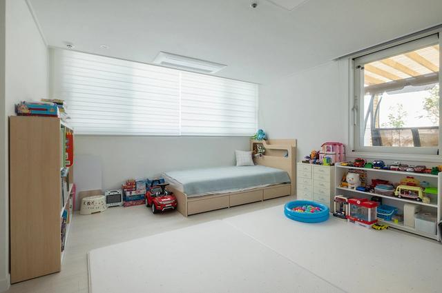 美到不可思議！52坪別墅僅僅一層「享受大面積院子」　走入室內「絕美天窗灑下陽光」生活愜意自在