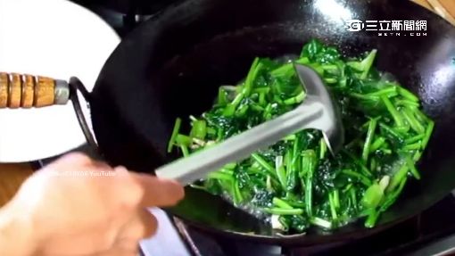 吃菠菜總是舌頭澀！無意間「混搭蔬菜一起炒」味道反轉變清甜　內行曝光「料理眉角」：飯店也這樣做