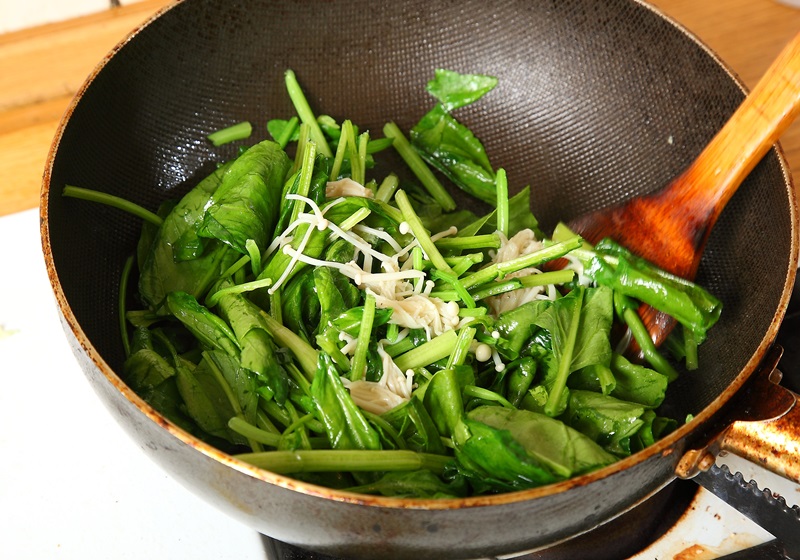 吃菠菜總是舌頭澀！無意間「混搭蔬菜一起炒」味道反轉變清甜　內行曝光「料理眉角」：飯店也這樣做