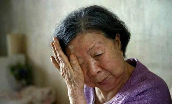 女兒因病離去！女婿總是徹夜未歸「晚回家還連洗6次澡」　岳母起疑「查看監視器畫面」落淚：女兒能安息了