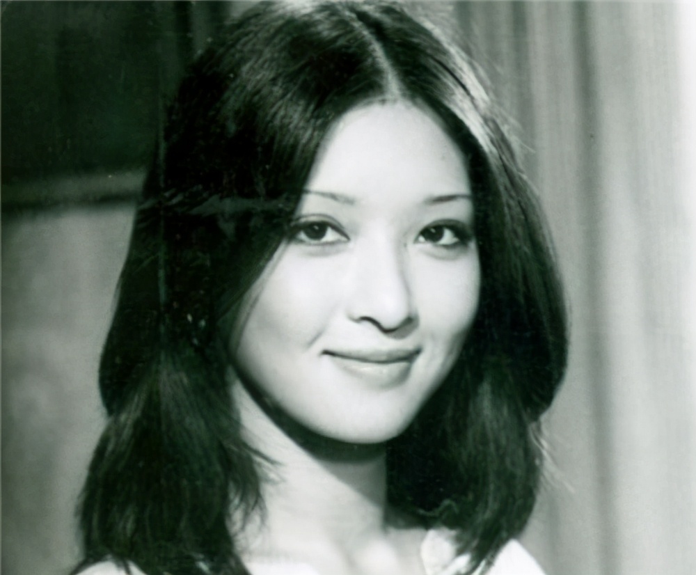 費盡心機追到女神！結婚3個月便離婚「還辱罵她40年」　臨終之際「送60朵玫瑰」盼：再見她一面