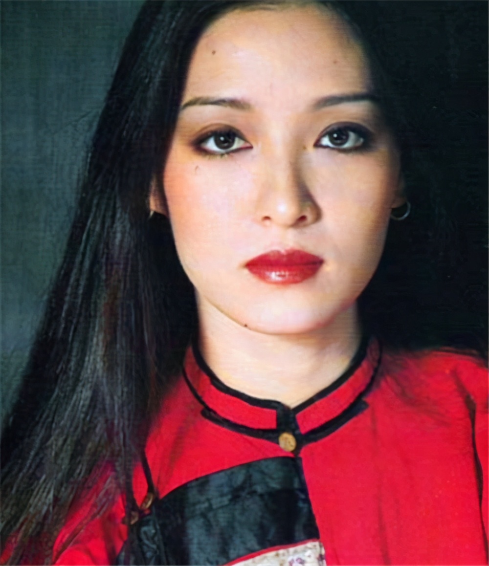 費盡心機追到女神！結婚3個月便離婚「還辱罵她40年」　臨終之際「送60朵玫瑰」盼：再見她一面