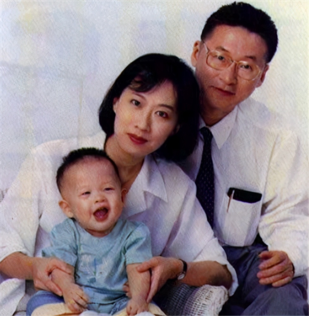 費盡心機追到女神！結婚3個月便離婚「還辱罵她40年」　臨終之際「送60朵玫瑰」盼：再見她一面