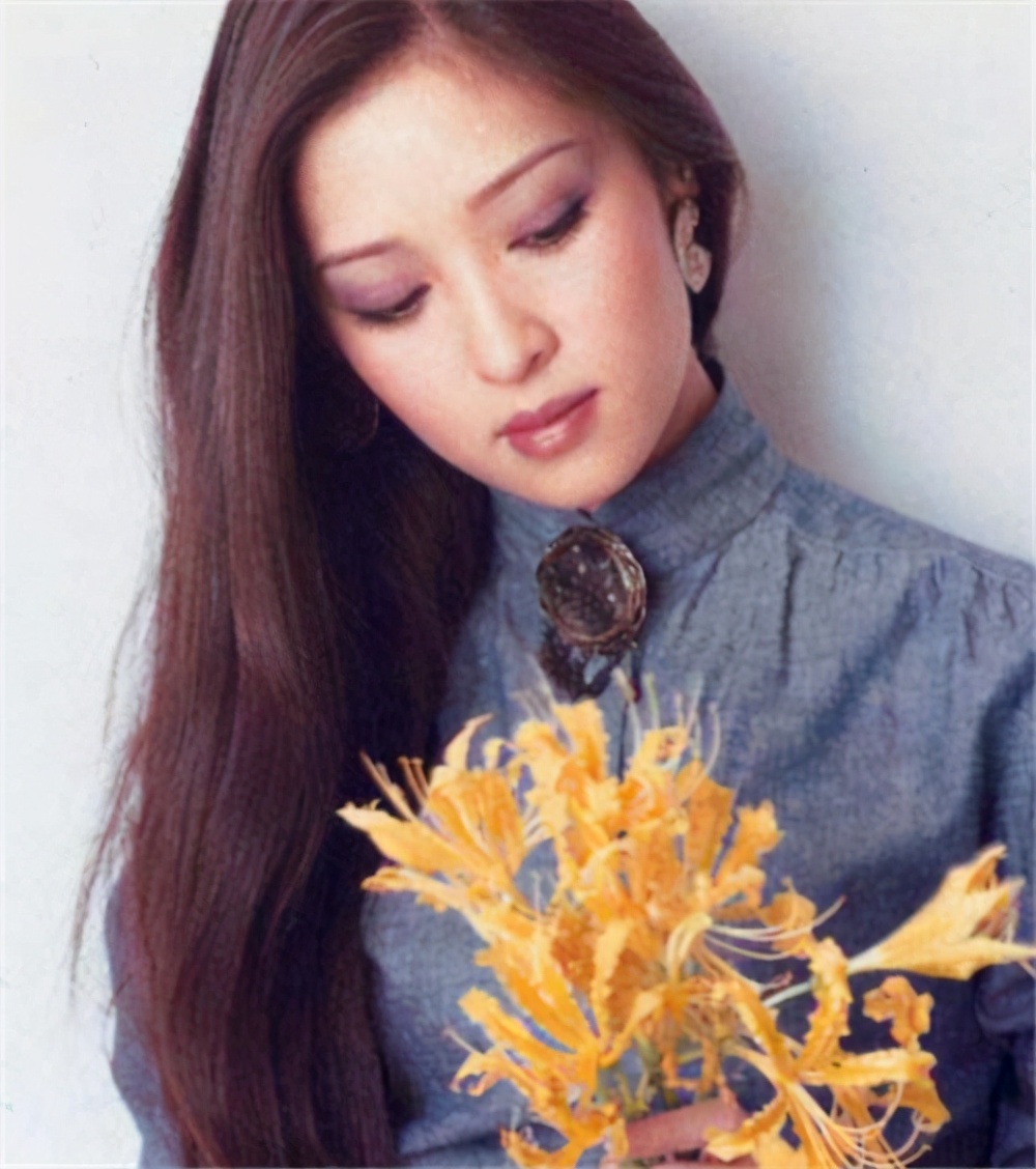 費盡心機追到女神！結婚3個月便離婚「還辱罵她40年」　臨終之際「送60朵玫瑰」盼：再見她一面