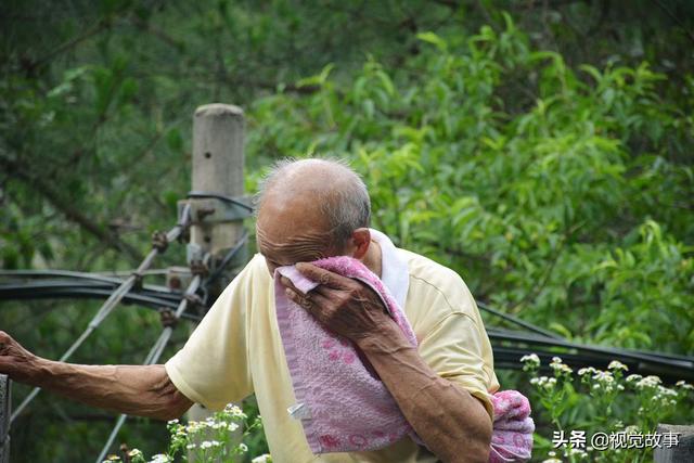 獨居很寂寞？79歲爺爺「老伴離去兒孫出外」　選擇留在山中「獨住豪華別墅」幸福自在