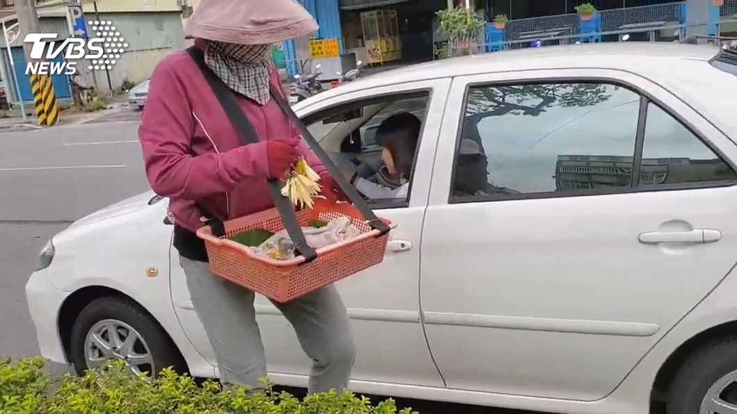 90度鞠躬賣玉蘭花！狄志為不捨「婆婆被10輛車拒絕」　他掏出100元「下秒畫面震撼人心」