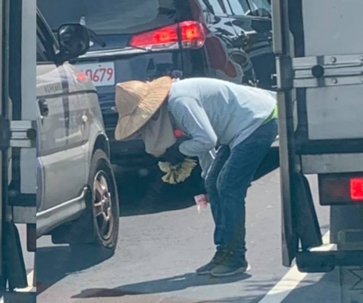 90度鞠躬賣玉蘭花！狄志為不捨「婆婆被10輛車拒絕」　他掏出100元「下秒畫面震撼人心」