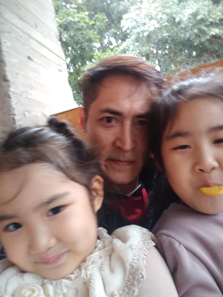 認了與2婚妻分居2年！黃建群為2幼女「堅守婚姻現況曝光」為父深情對話　放手廟公身份「吐赴深山發展」
