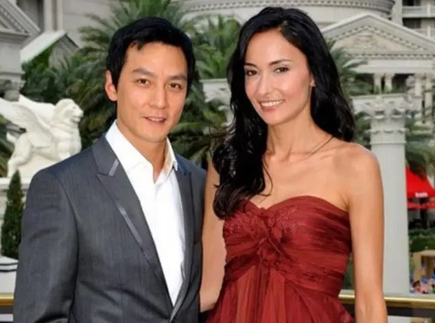 無性婚姻不容易！吳彥祖自曝「10年沒碰過太太」　感情「依舊穩定」坦言：她不只是愛人