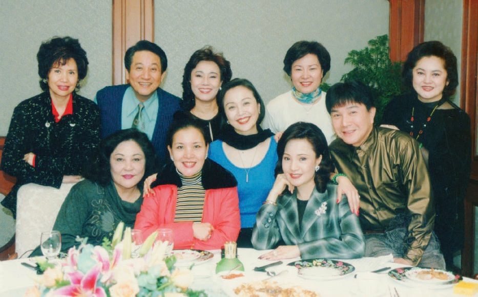 被封歌壇小周璇！金嗓歌后翻唱《鳳凰于飛》爆紅演藝圈　提攜無數後輩「開辦歡樂歌唱班」不遺餘力宣揚老歌
