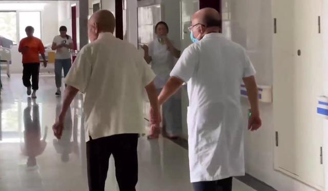 你陪我長大，我陪你變老！66歲老醫師「天天帶99歲父上班」　「親自為父下廚熱飯菜」孝行感動醫院高層