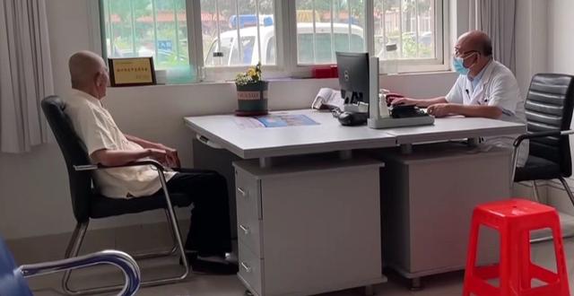 你陪我長大，我陪你變老！66歲老醫師「天天帶99歲父上班」　「親自為父下廚熱飯菜」孝行感動醫院高層