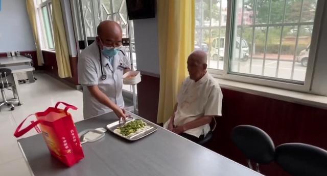 你陪我長大，我陪你變老！66歲老醫師「天天帶99歲父上班」　「親自為父下廚熱飯菜」孝行感動醫院高層