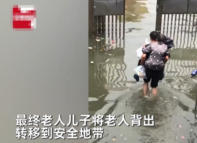 洪水淹沒腿部，老人淡定吃飯：兒啊，等我吃完再背我出去