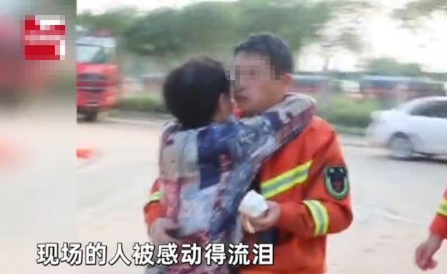 洪水淹沒腿部，老人淡定吃飯：兒啊，等我吃完再背我出去
