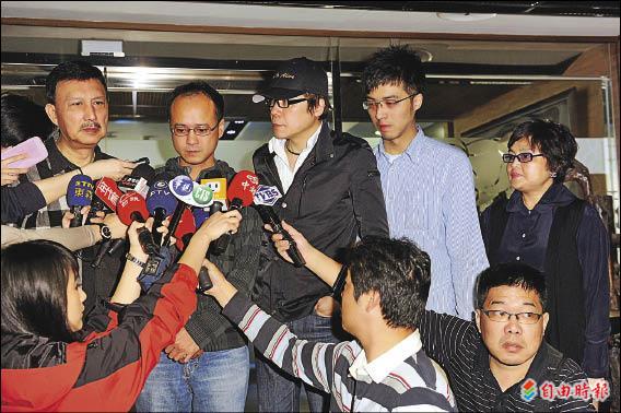 黃金五寶剩三人！張菲憶「徐風是真正的大哥」合照必站中間　積極抗病3年「苦撐等服刑兒」父子最後一面好鼻酸